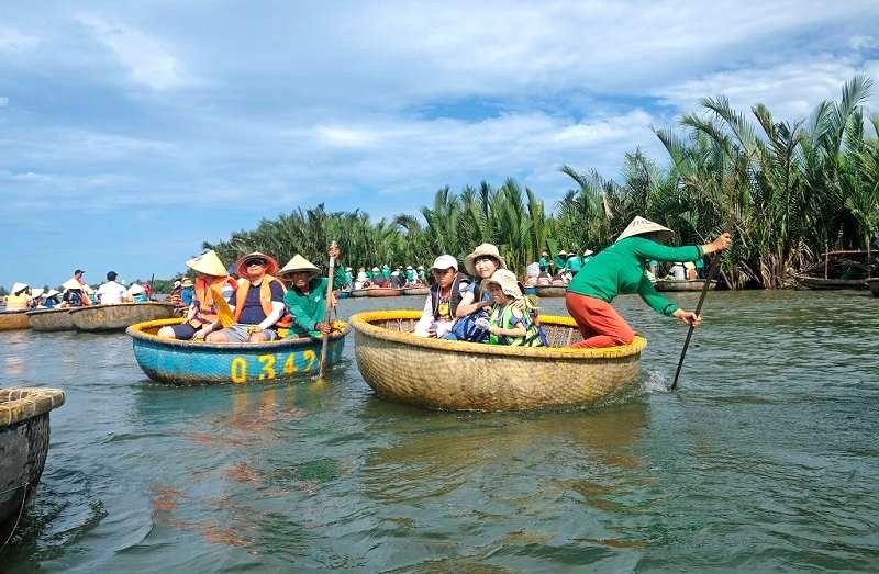 Thuyền thúng - trải nghiệm không thể bỏ qua ở rừng dừa Bảy Mẫu.