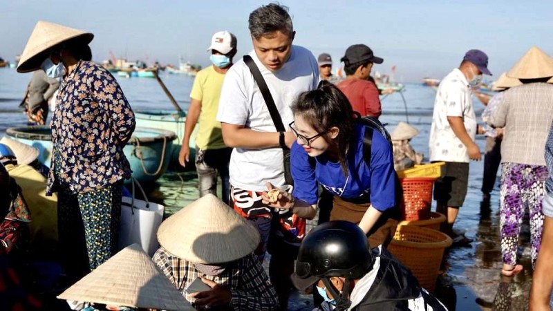 Hằng, chồng và bé Bi tận hưởng 2 ngày cuối tuần đầy ắp trải nghiệm làng chài.