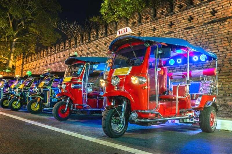 Tuk tuk: phương tiện phổ biến ở Thái Lan.