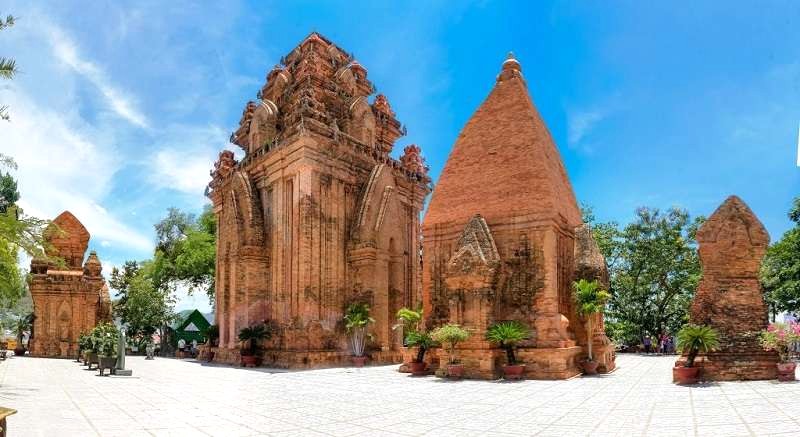 Tháp Bà Ponagar: Kiến trúc tinh xảo.