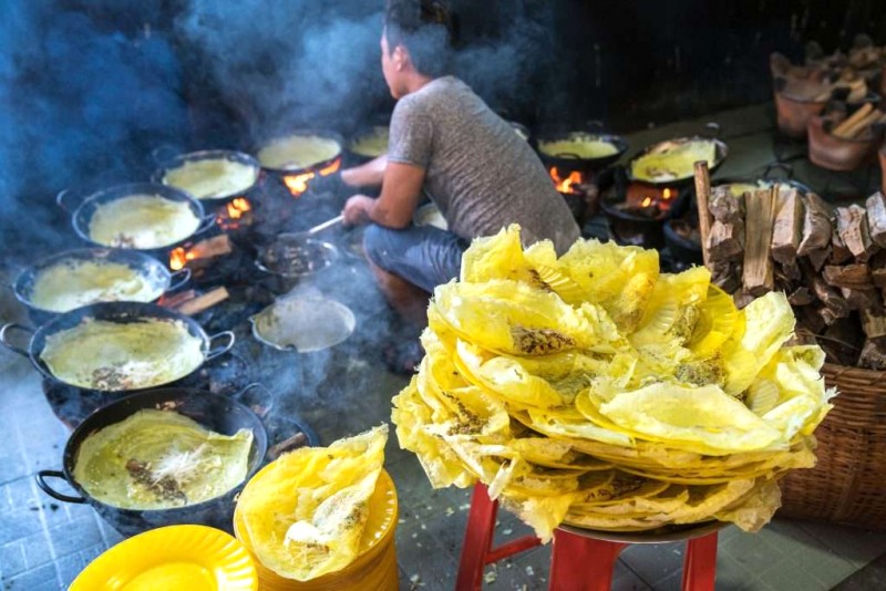 Bánh xèo Long Xuyên: to hơn hẳn bánh xèo miền Trung.