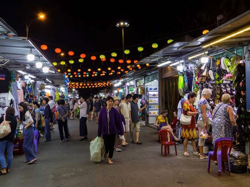 Chợ đêm Nha Trang tấp nập.