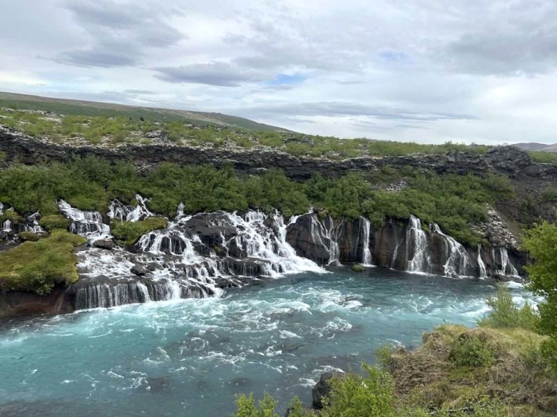 Thác Hraunfossar.