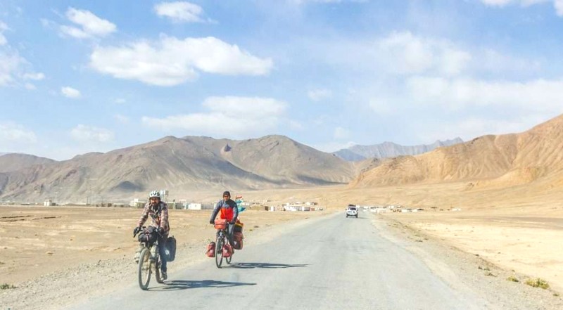 Pamir Highway thu hút nhiều tay đua xe đạp.