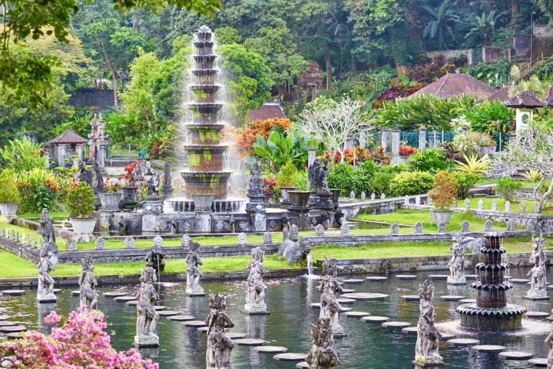 Tirta Gangga, cung điện trên nước với hồ bơi, đài phun nước và tác phẩm điêu khắc đá nghệ thuật.