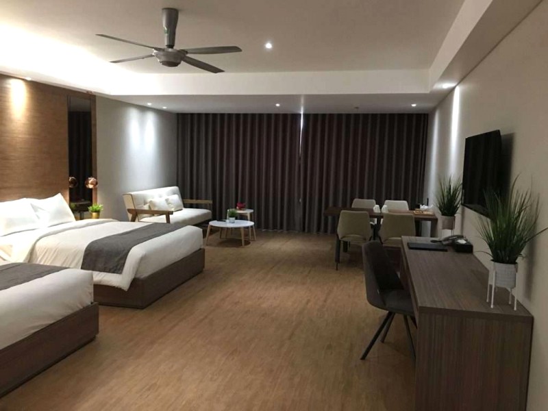 Phòng rộng rãi, tiện nghi đầy đủ.