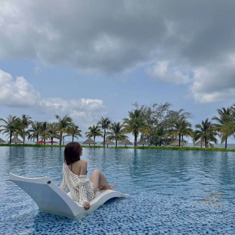 Hồ bơi view biển, nghỉ dưỡng Movenpick Waverly.