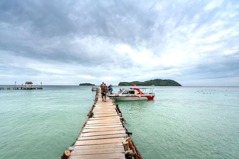 Cano và tàu là phương tiện phổ biến đưa du khách đến Hòn Mây Rút.