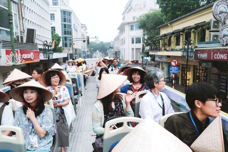 Khám phá Hà Nội bằng xe buýt 2 tầng! 🚌 🏙️