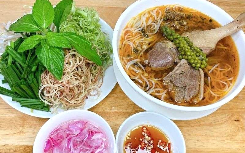 Bún vịt tiêu: Đặc sản Sóc Trăng.