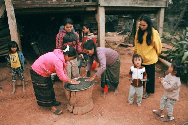 Gia đình ấm áp cùng làm bánh Ayơh.