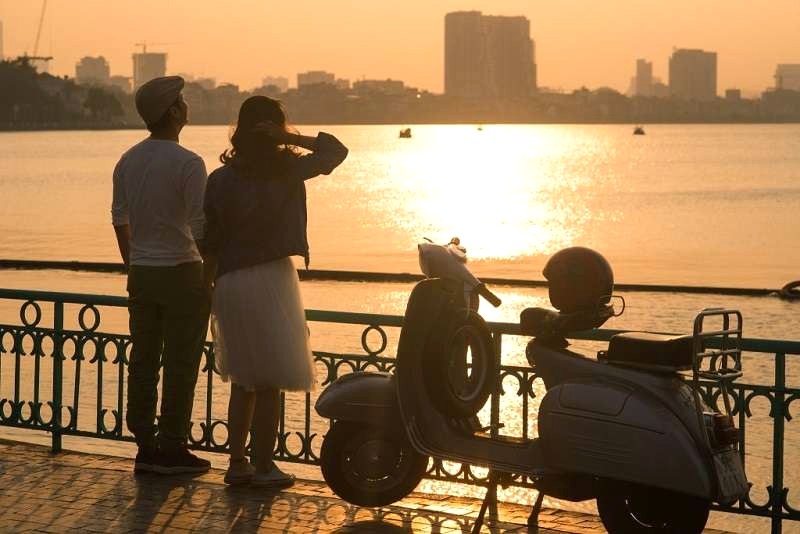 Dạo quanh Hồ Tây bằng xe máy, tuyệt vời!