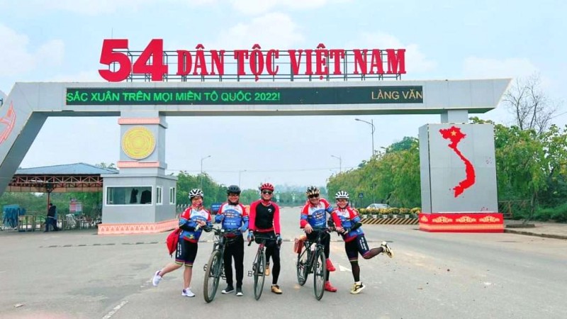 Làng văn hóa các dân tộc cách Hà Nội 40km.