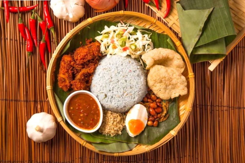 Nasi Lemak: Món ngon truyền thống của Malaysia.