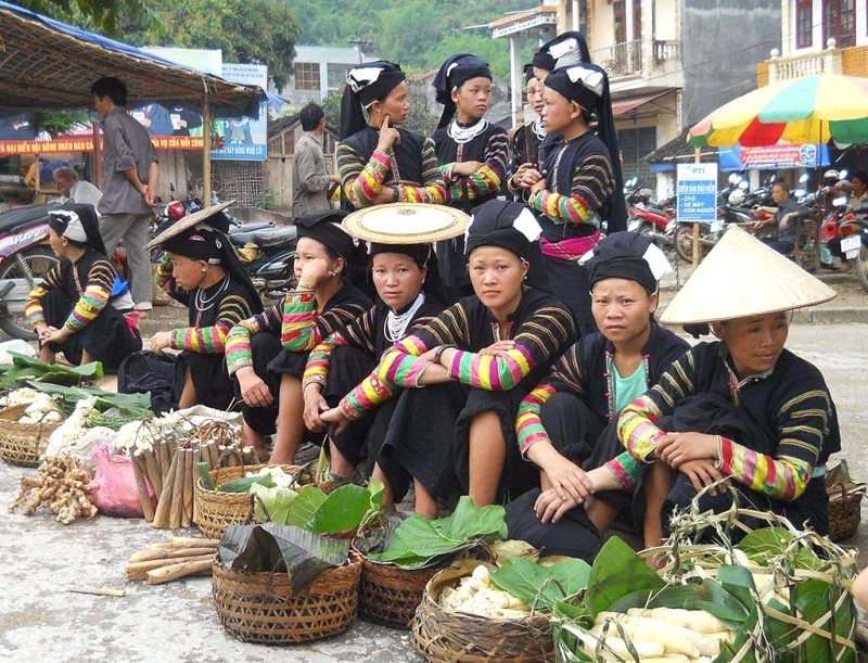 Chợ phiên Pù Luông: Lạ mắt, đầy sắc màu!