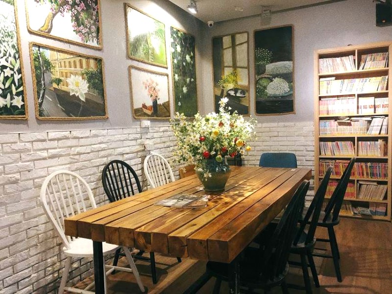 Nâu trầm cổ kính, Hoa Mười Giờ 🌺📚 @Floral & Book Café