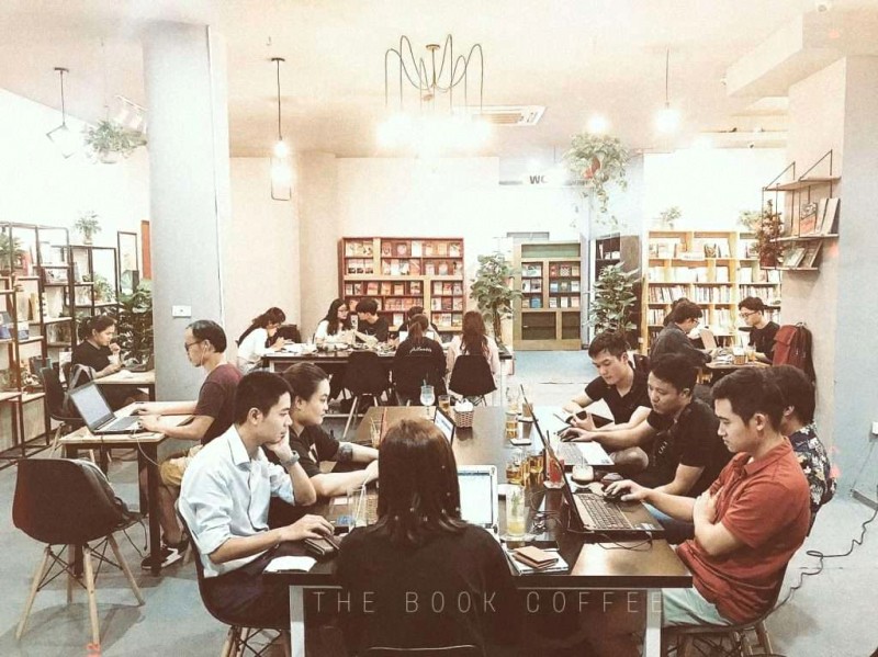 Kho sách đồ sộ, khiến ai đến cũng trầm trồ! @The Book Coffee