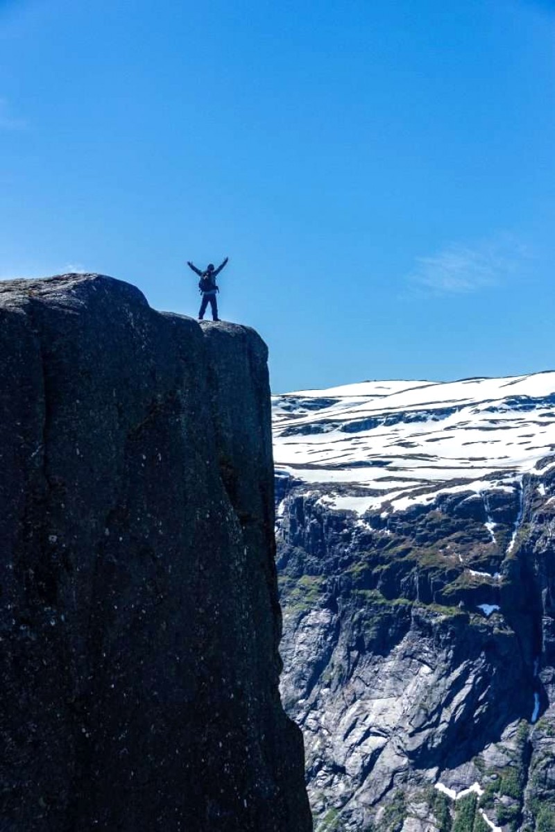 Vách đá hiểm trở Trolltunga