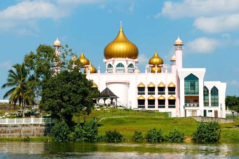 Thánh đường Hồi giáo Pink Mosque chào đón du khách mọi tôn giáo. @shutterstock