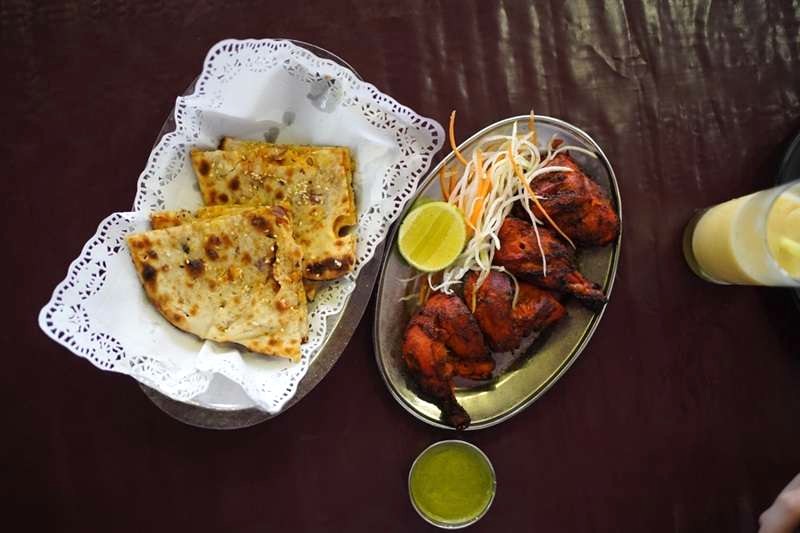 Gà Tandoori & bánh mì Naan @shutterstock