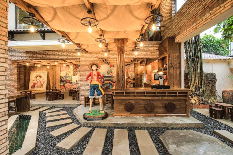 Không gian tầng trệt rực rỡ hoạt họa, trưng bày ấn phẩm triển lãm One Piece độc đáo tại Trên Boong Concept.