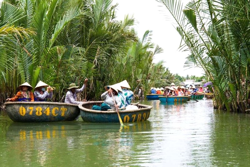 Thuyền thúng đưa bạn khám phá Rừng Dừa Bảy Mẫu!