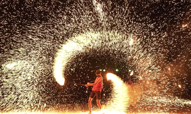 Múa lửa ở bãi biển Cenang Pantai