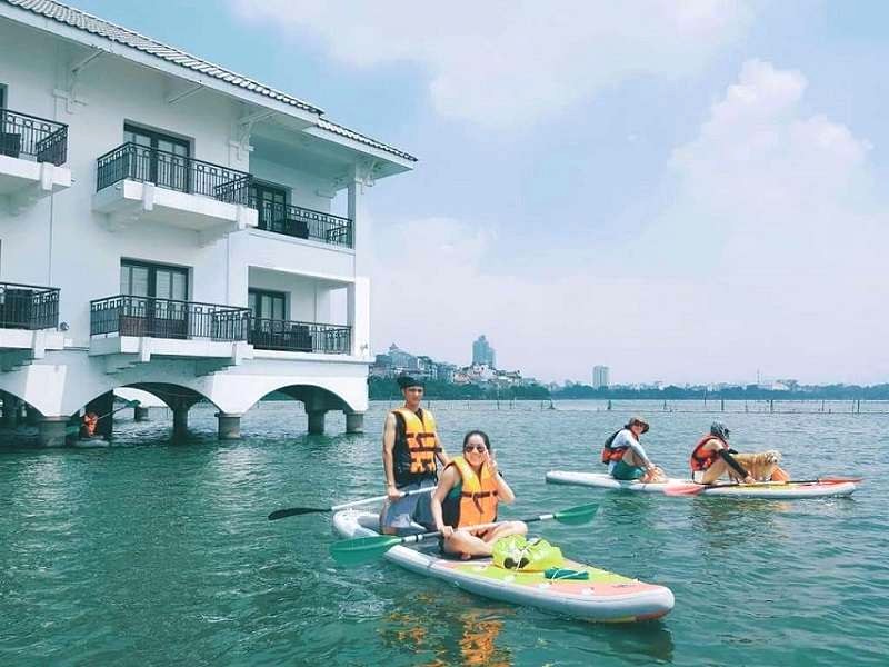 SUP mới lạ tại hồ Tây.