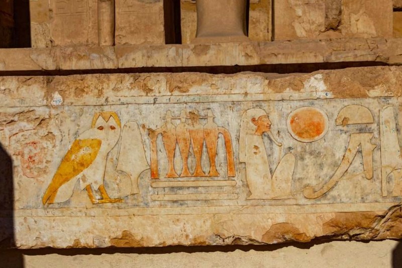 Màu sắc rực rỡ trên phù điêu đền Hatshepsut.