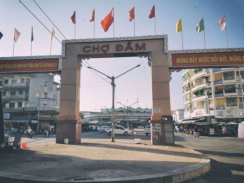 Chợ Đầm: Trung tâm mua sắm sầm uất ở Nha Trang.