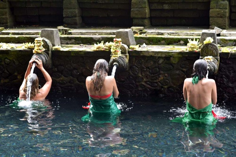 Tắm cầu may mắn tại đền Pura Tirta Empul.