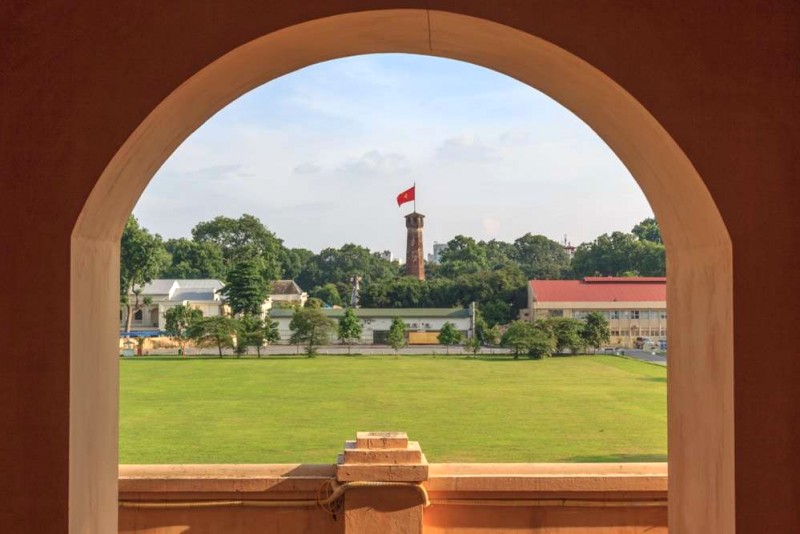 Cờ bay phấp phới trên Hoàng thành Thăng Long.