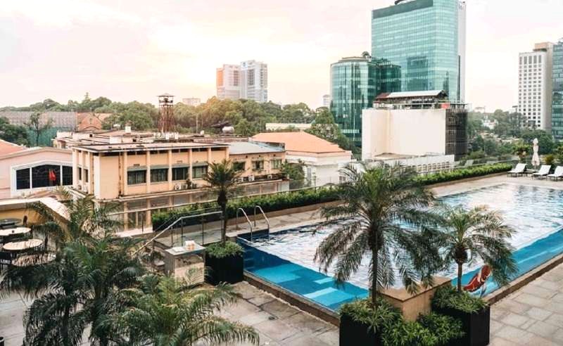 Hồ bơi Sheraton Saigon ấn tượng không kém! @icsaigon.com