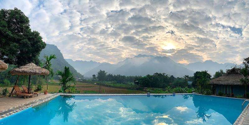 Hồ bơi rộng, view núi hùng vĩ tại Mai Châu Sky. ⛰️🏊‍♀️