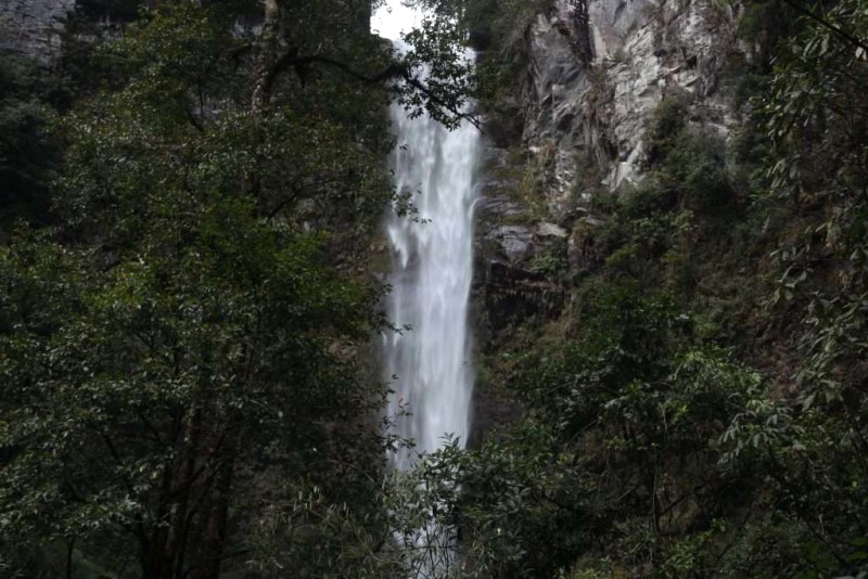 Thác Ngũ Chỉ Sơn nhìn từ xa.