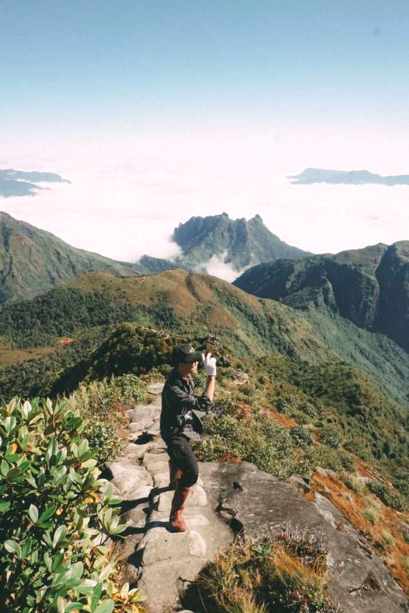 Sống lưng khủng long đá cheo leo, chinh phục đỉnh 3046m.