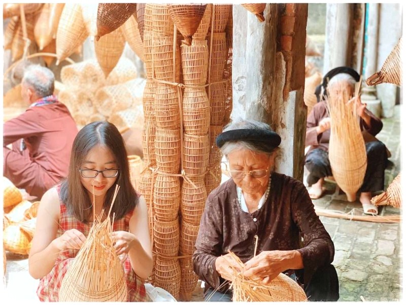 Hai cụ cháu ngồi đan cùng nhau.