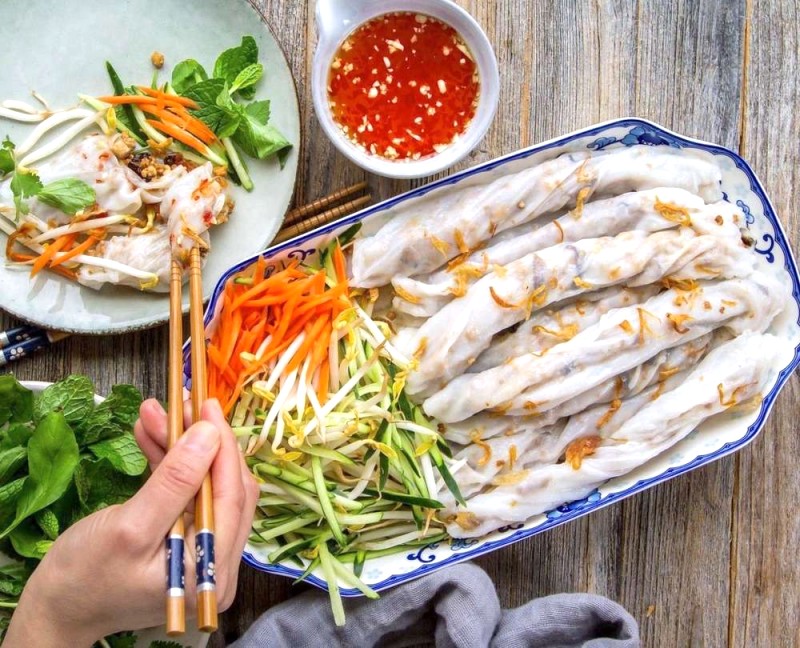 Bánh gạo nóng hổi, chấm nước sốt đậm đà - tuyệt đỉnh của món đặc sản!