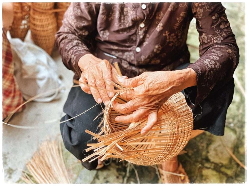 Bàn tay thoăn thoắt đan đó.