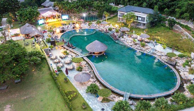 Hồ bơi thư giãn tại Thung Nham Resort.