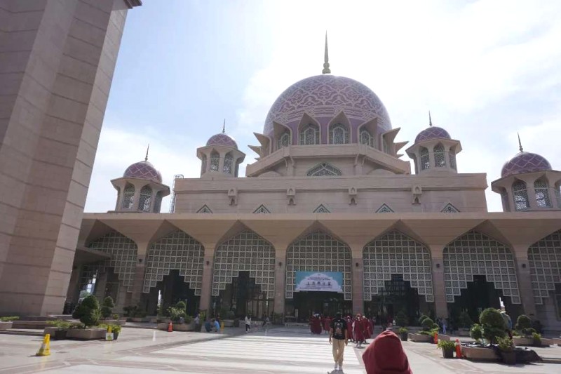 Khám phá thánh đường hồng tráng lệ ở Putrajaya!