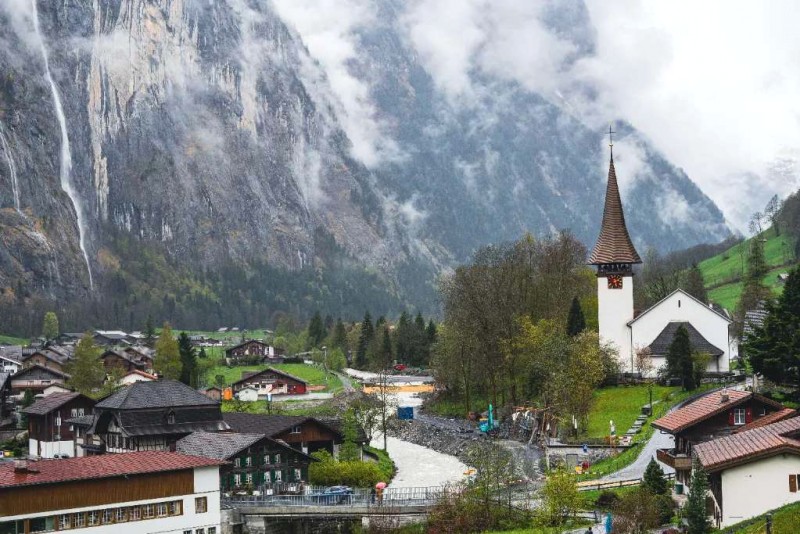 Thư giãn tại làng Lauterbrunnen thơ mộng, Thụy Sĩ.