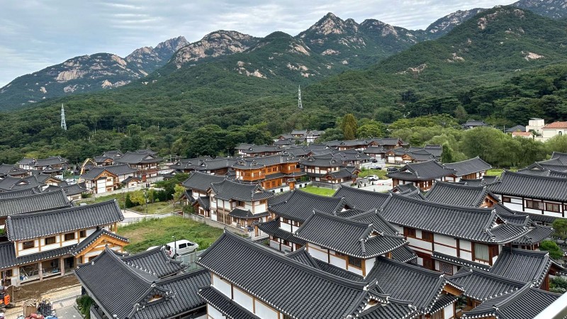 Ngắm trọn làng Hanok Eunpyeong thơ mộng từ quán cà phê 1in1jan độc đáo.