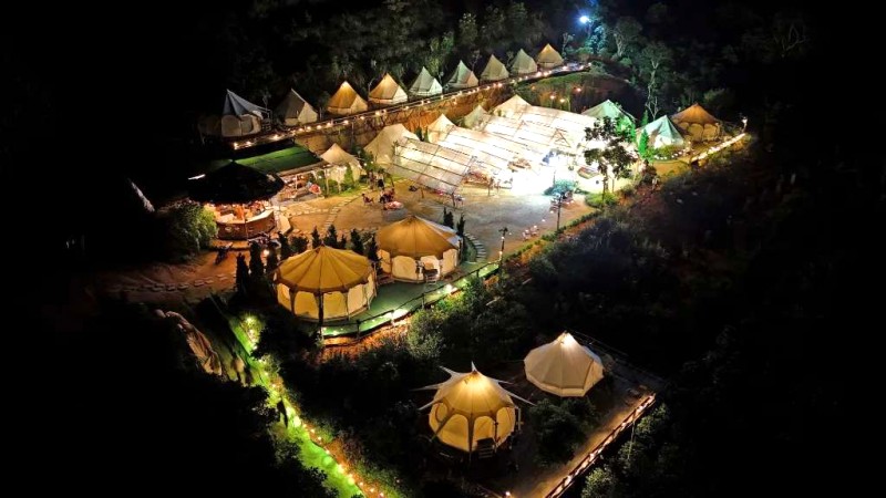 Ngắm mây đêm trên đồi Cloud View Glamping Đà Lạt.