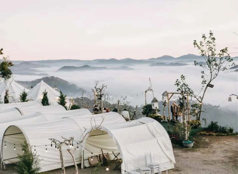 Ngắm mây đêm trên đồi tại Cloud View Glamping Đà Lạt.