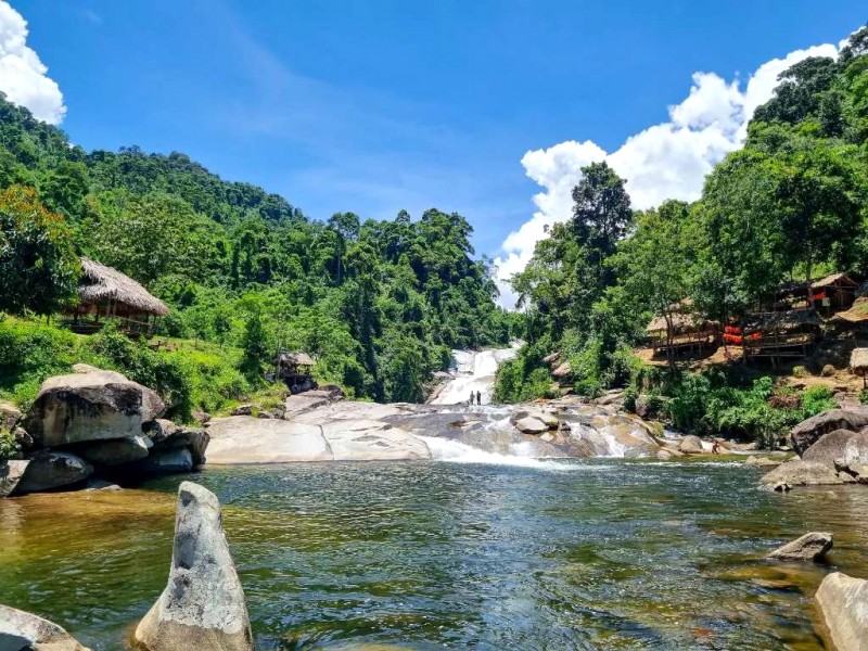 Thác Bảy Tầng: Vẻ đẹp hoang sơ.