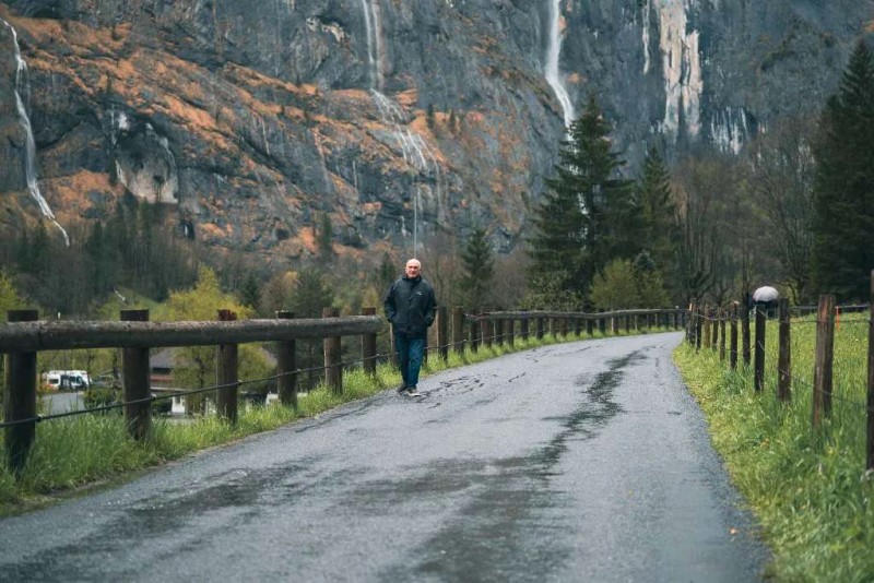 Thư giãn tại Lauterbrunnen, Thụy Sĩ.