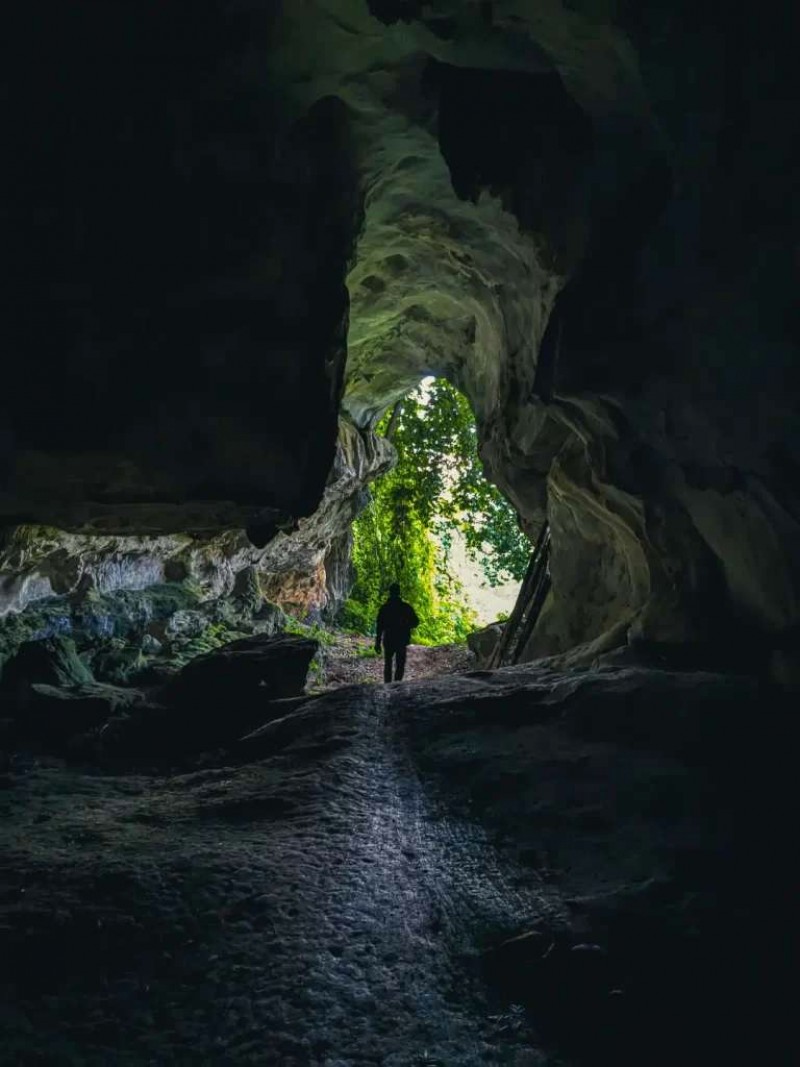 Khám phá hang động Karst và thác nước nguyên sơ ở Quỳ Châu.