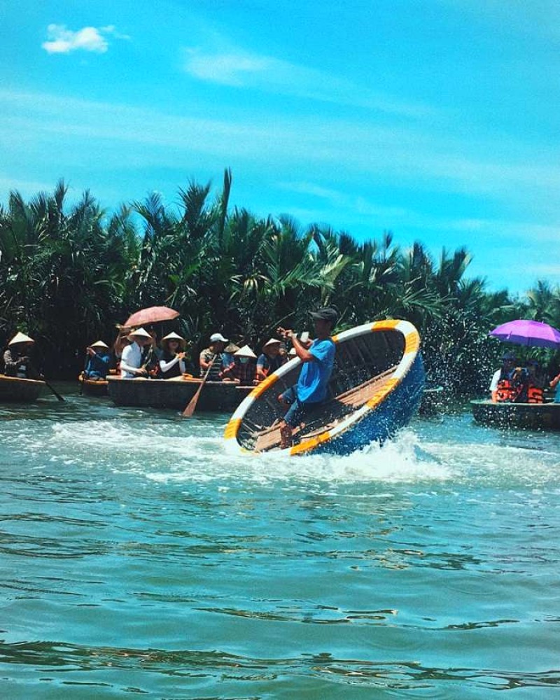 Hội An về đêm: Cuộc sống lung linh.