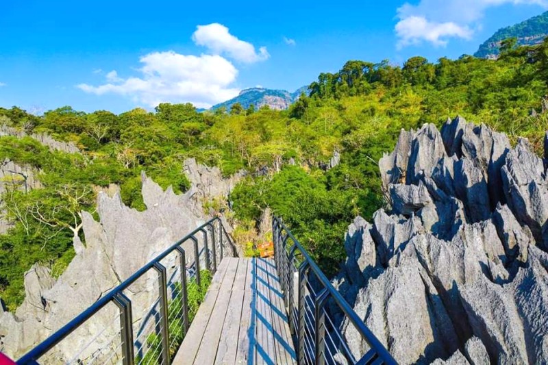 Khám phá The Rock Viewpoint - Cao nguyên đá Lào